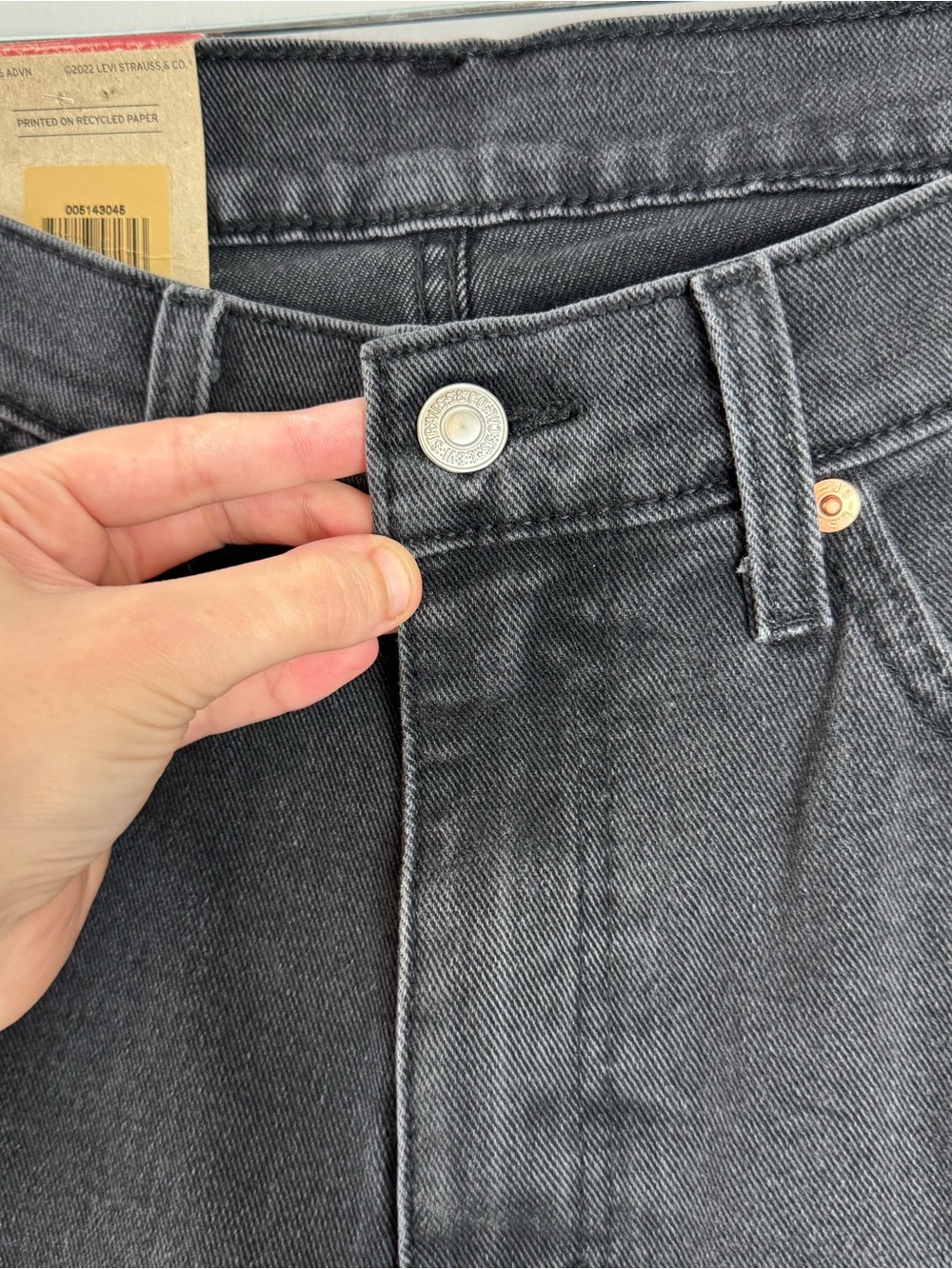 NWT Levi's Black 514 Straight High-Rise Raw Hem Denim Shorts Size 34 - Picture 4 of 8